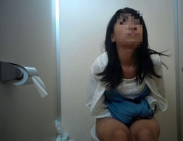 Read more about the article ほぼ無毛なCのトイレ盗撮風
